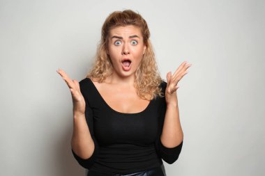 Açık renkli şok genç kadının portresi