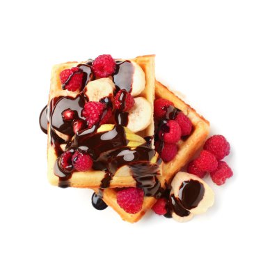 Meyve, çilek ve çikolata Tepesi beyaz zemin üzerine lezzetli waffle