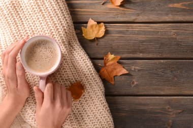 Ahşap arka plan, üstten görünüm üzerinde aromatik kahve ile eller