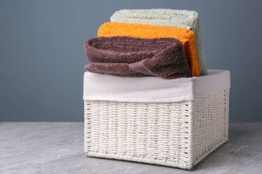 Tablo üzerinde katlanmış temiz havlu ile hasır sepet