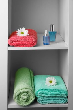 Temiz yumuşak havlu ve raflarda kozmetik