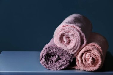 Temiz havlu masaya yuvarlandı