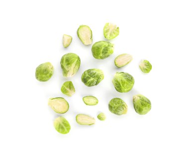 Beyaz arkaplanda taze Brüksel lahanaları