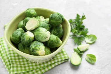 Tablo taze Brüksel lahanası ile kase