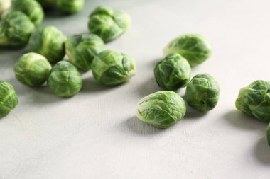 Beyaz masa üzerinde dağınık Brüksel lahanası