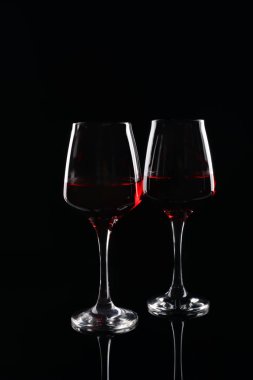 Koyu arka plan üzerinde kırmızı şarap gözlük