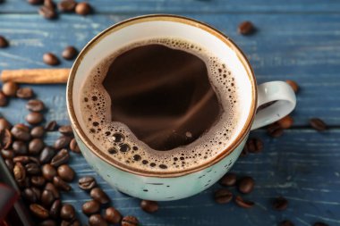 Tahta masada bir fincan sıcak kahve.