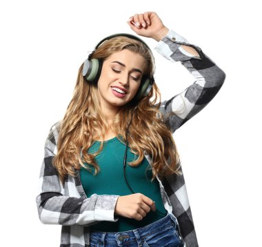 Güzel genç bayan beyaz arka planda müzik dinliyor.