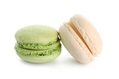 Beyaz arka plan üzerinde renkli tatlı macaroons