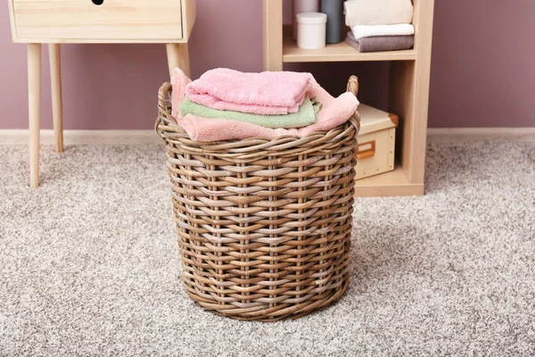 在浴室地板上折叠干净的毛巾柳条篮 — 图库照片