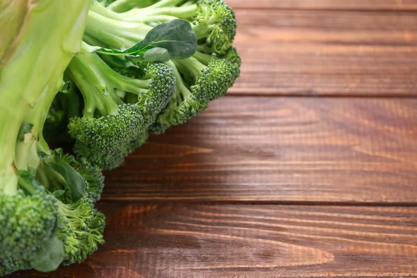 Brokoli Segar Atas Meja Kayu — Stok Foto