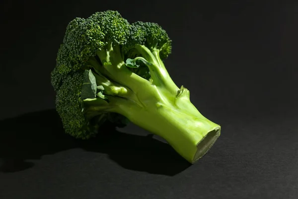 Świeże Brokuły Ciemnym Tle — Zdjęcie stockowe