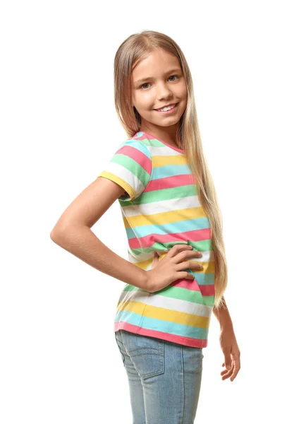 Beyaz Arka Plan Üzerinde Tişört Gülümseyen Küçük Kız — Stok fotoğraf