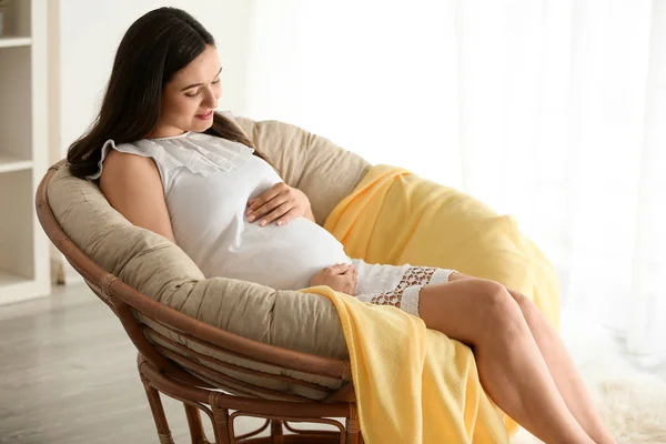 Krásná Těhotná Žena Sedí Křesle Vás Doma — Stock fotografie
