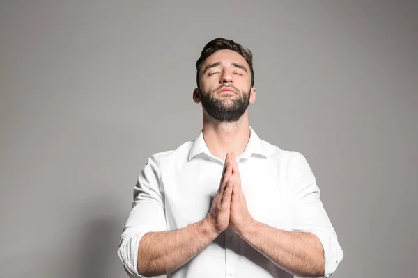 Religiöser Junger Mann Betet Gott Auf Hellem Hintergrund — Stockfoto