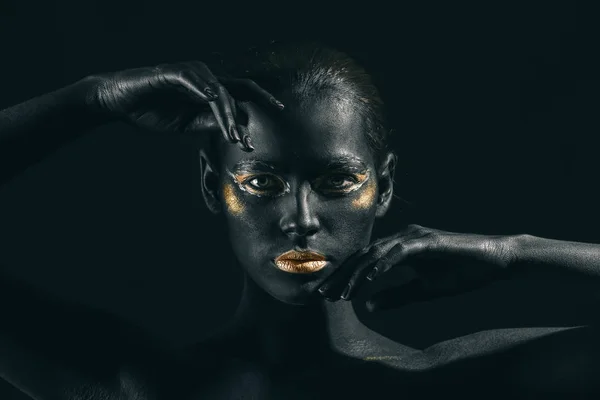 Gyönyörű Fekete Arany Festék Testén Ellen Sötét Háttér — Stock Fotó