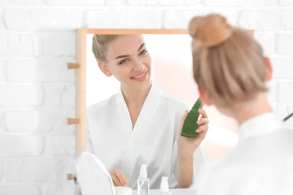 Hermosa Joven Usando Aloe Vera Casa — Foto de Stock