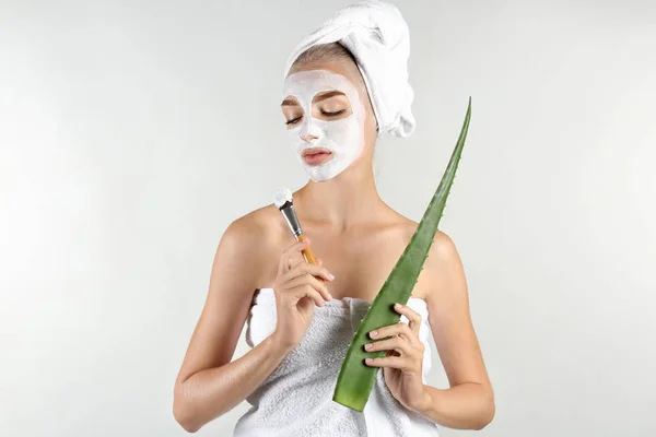 Wanita Muda Cantik Dengan Masker Wajah Mengandung Ekstrak Aloe Vera — Stok Foto