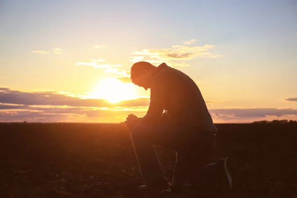 Religious Man Praying Outdoors Sunset — Stock Photo, Image