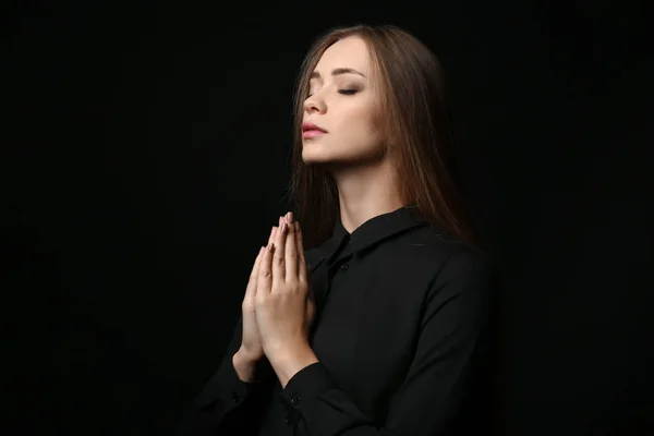 Gyönyörű Fiatal Imádkozott Sötét Háttér — Stock Fotó