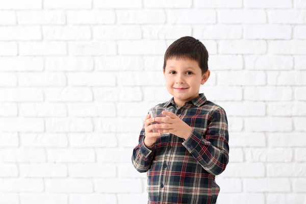 Niño Sosteniendo Vaso Agua Dulce Cerca Pared Ladrillo — Foto de Stock