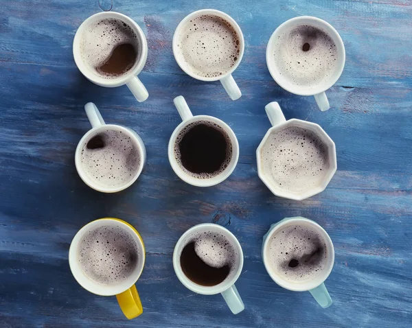 Många Koppar Med Välsmakande Aromatiskt Kaffe Färg Träbord Platt Låg — Stockfoto