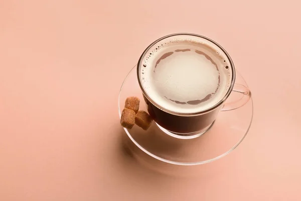 Tasse Mit Leckerem Aromatischen Kaffee Auf Farbigem Hintergrund — Stockfoto