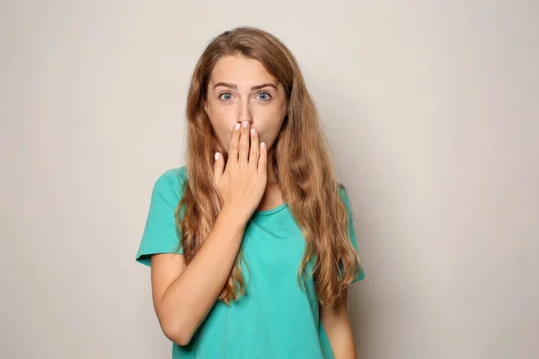 Porträt Einer Überraschten Jungen Frau Auf Hellem Hintergrund — Stockfoto