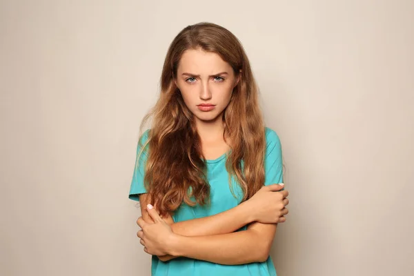 Portrait Offended Young Woman Light Background — Stock Photo, Image