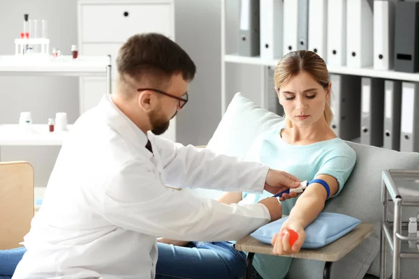 Médico Varón Preparando Donante Femenino Para Transfusión Sangre Hospital —  Fotos de Stock