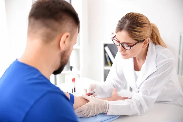 Female Doctor Drawing Blood Sample Male Patient Clinic — Stock Photo, Image