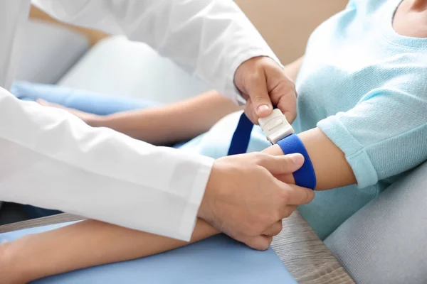 Male Doctor Preparing Patient Blood Draw Clinic — Stock Photo, Image