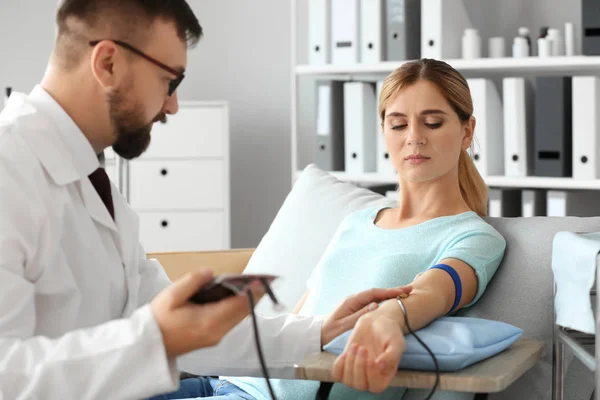 Woman Donating Blood Hospital — Stock Photo, Image