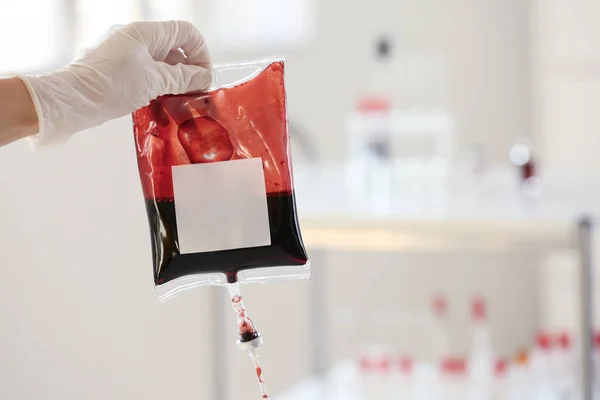 Hand Handske Håller Blod Pack För Transfusion Sjukhus — Stockfoto