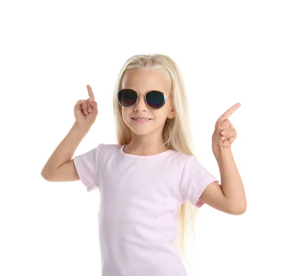 Schattig Klein Meisje Het Shirt Wijzend Iets Witte Achtergrond — Stockfoto