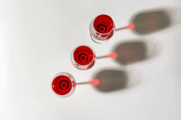 Vasos Con Vino Dulce Sabroso Sobre Fondo Blanco — Foto de Stock