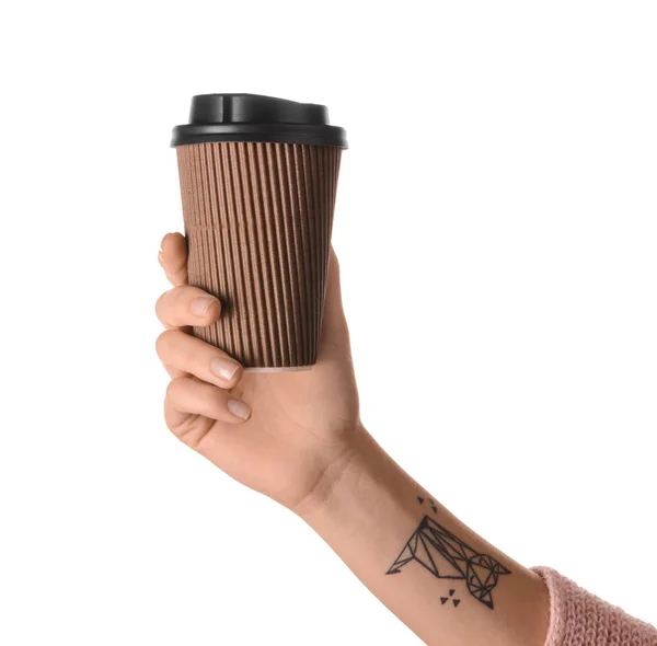 白い背景の上の紙のコーヒー カップを保持している女性 — ストック写真