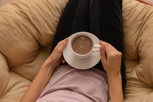 Mujer Con Taza Café Aromático Sentado Sillón — Foto de Stock