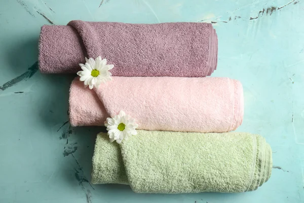 Rolled Clean Towels Color Background Top View — Stock Photo, Image
