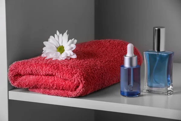 Clean Soft Towel Cosmetics Shelf — Stock Photo, Image