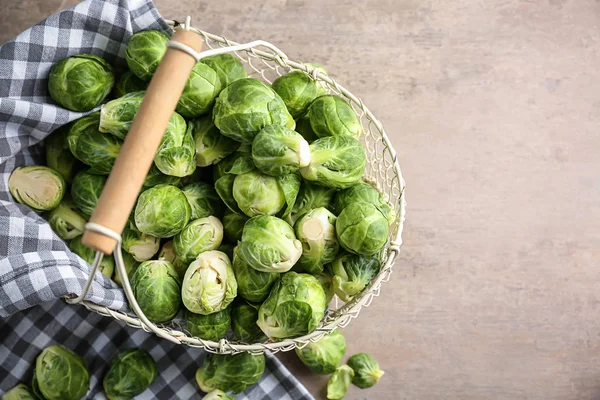 Korb Mit Frischen Rosenkohl Auf Dem Tisch — Stockfoto