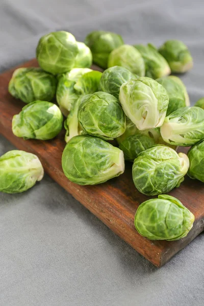 Träskiva Med Färsk Brysselkål Bord — Stockfoto