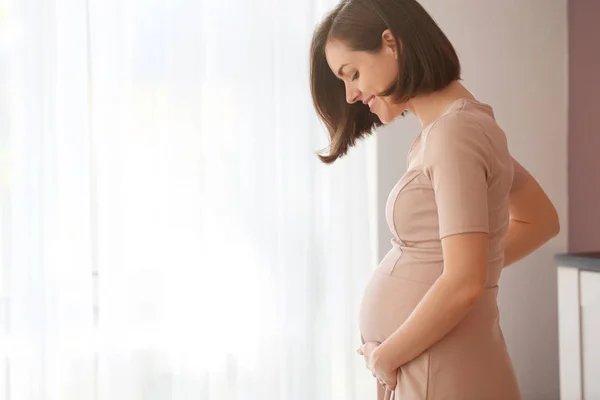 Mooie Zwangere Vrouw Buurt Van Raam Thuis — Stockfoto