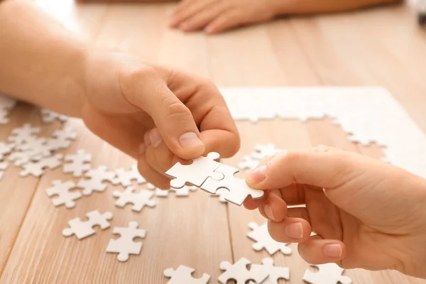 Les Jeunes Assemblant Puzzle Sur Table Bois — Photo