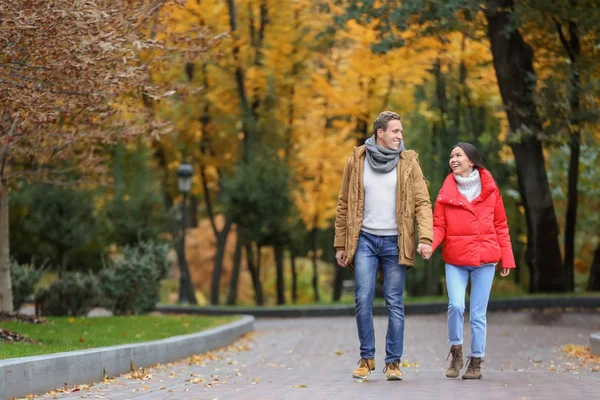 Liefdevolle Jong Paar Romantische Datum Najaar Park — Stockfoto