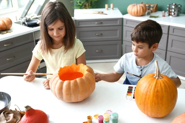 Lindos Niños Pequeños Preparando Calabazas Para Halloween Casa — Foto de Stock