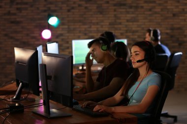 Gençler turnuvada video oyunları oynuyorlar