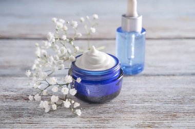 Vücut krem ve losyon ahşap masa üzerinde şişe ile jar