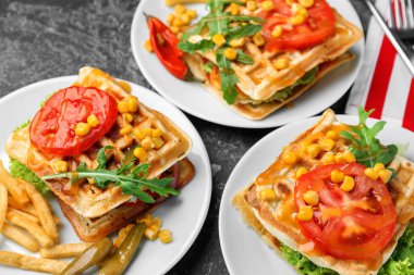 Lezzetli waffle plakaları sebze ve patates kızartması ile