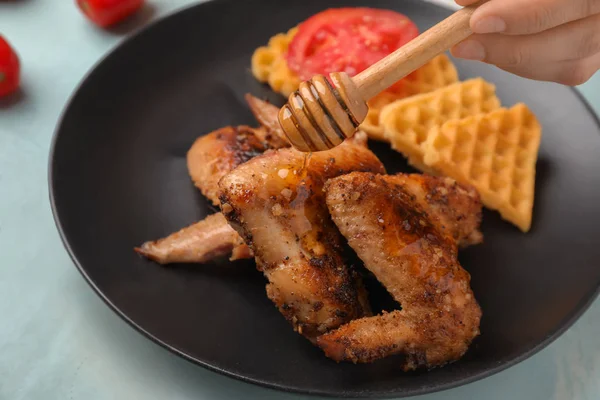 Mujer Vertiendo Miel Sobre Alas Pollo Primer Plano —  Fotos de Stock